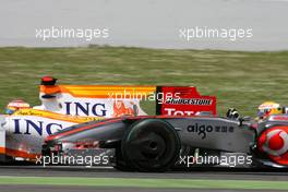 10.05.2009 Barcelona, Spain,  Fernando Alonso (ESP), Renault F1 Team and Lewis Hamilton (GBR), McLaren Mercedes  - Formula 1 World Championship, Rd 5, Spanish Grand Prix, Sunday Race