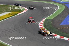 10.05.2009 Barcelona, Spain,  Nelson Piquet Jr (BRA), Renault F1 Team leads Lewis Hamilton (GBR), McLaren Mercedes, MP4-24 - Formula 1 World Championship, Rd 5, Spanish Grand Prix, Sunday Race