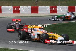 10.05.2009 Barcelona, Spain,  Nelson Piquet Jr (BRA), Renault F1 Team leads Lewis Hamilton (GBR), McLaren Mercedes - Formula 1 World Championship, Rd 5, Spanish Grand Prix, Sunday Race