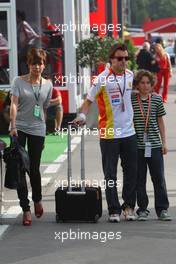 09.05.2009 Barcelona, Spain, Fernando Alonso (ESP), Renault F1 Team with his wife Raquel Rosario (ESP) - Formula 1 World Championship, Rd 5, Spanish Grand Prix, Saturday