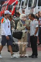 09.05.2009 Barcelona, Spain,  Adrian Sutil (GER), Force India F1 Team with his father father Jorge (UY) and Lewis Hamilton (GBR), McLaren Mercedes - Formula 1 World Championship, Rd 5, Spanish Grand Prix, Saturday