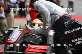 09.05.2009 Barcelona, Spain,  A McLaren Mercedes mechanic stopps Lewis Hamilton (GBR), McLaren Mercedes, MP4-24 - Formula 1 World Championship, Rd 5, Spanish Grand Prix, Saturday Practice