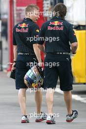 09.05.2009 Barcelona, Spain,  Physiotherapeut Tommi Pärmäkoski and Red Bull Racing mechanics - Formula 1 World Championship, Rd 5, Spanish Grand Prix, Saturday