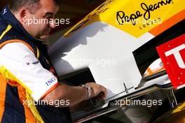 09.05.2009 Barcelona, Spain,  Renault F1 Team mechanic - Formula 1 World Championship, Rd 5, Spanish Grand Prix, Saturday