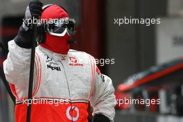 09.05.2009 Barcelona, Spain,  McLaren Mercedes mechanic - Formula 1 World Championship, Rd 5, Spanish Grand Prix, Saturday Qualifying