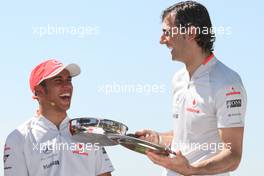 07.05.2009 Barcelona, Spain,  Pedro de la Rosa (ESP), Test Driver, McLaren Mercedes, Lewis Hamilton (GBR), McLaren Mercedes, cook a spanish omelette - Vodafone challenge, Formula 1 World Championship, Rd 5, Spanish Grand Prix, Thursday