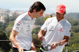 07.05.2009 Barcelona, Spain,  Pedro de la Rosa (ESP), Test Driver, McLaren Mercedes, Lewis Hamilton (GBR), McLaren Mercedes, cook a spanish omelette - Vodafone challenge, Formula 1 World Championship, Rd 5, Spanish Grand Prix, Thursday