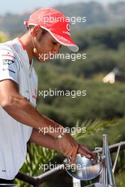 07.05.2009 Barcelona, Spain,  Lewis Hamilton (GBR), McLaren Mercedes, cooks a spanish omelette - Vodafone challenge, Formula 1 World Championship, Rd 5, Spanish Grand Prix, Thursday