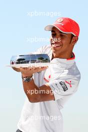 07.05.2009 Barcelona, Spain,  Lewis Hamilton (GBR), McLaren Mercedes, cooks a spanish omelette - Vodafone challenge, Formula 1 World Championship, Rd 5, Spanish Grand Prix, Thursday