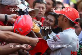 07.05.2009 Barcelona, Spain,  Lewis Hamilton (GBR), McLaren Mercedes signing autographys for the fans - Formula 1 World Championship, Rd 5, Spanish Grand Prix, Thursday