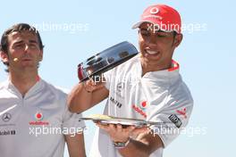 07.05.2009 Barcelona, Spain,  Pedro de la Rosa (ESP), Test Driver, McLaren Mercedes, Lewis Hamilton (GBR), McLaren Mercedes, cook a spanish omelette - Vodafone challenge, Formula 1 World Championship, Rd 5, Spanish Grand Prix, Thursday