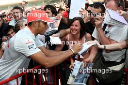 07.05.2009 Barcelona, Spain,  Lewis Hamilton (GBR), McLaren Mercedes signing autographs for the fans - Formula 1 World Championship, Rd 5, Spanish Grand Prix, Thursday