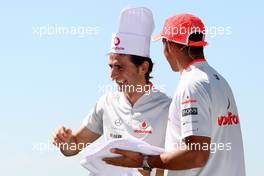 07.05.2009 Barcelona, Spain,  Pedro de la Rosa (ESP), Test Driver, McLaren Mercedes, Lewis Hamilton (GBR), McLaren Mercedes, cook a spanish omelette - Vodafone challenge, Formula 1 World Championship, Rd 5, Spanish Grand Prix, Thursday