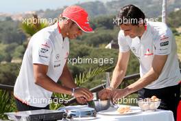 07.05.2009 Barcelona, Spain Lewis Hamilton (GBR), McLaren Mercedes,  Pedro de la Rosa (ESP), Test Driver, McLaren Mercedes cook a spanish omelette - Vodafone challenge, Formula 1 World Championship, Rd 5, Spanish Grand Prix, Thursday