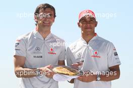 07.05.2009 Barcelona, Spain,  Pedro de la Rosa (ESP), Test Driver, McLaren Mercedes, Lewis Hamilton (GBR), McLaren Mercedes, cook a spanish omelette - Vodafone challenge, Formula 1 World Championship, Rd 5, Spanish Grand Prix, Thursday