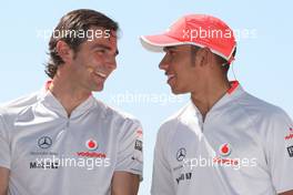 07.05.2009 Barcelona, Spain,  Pedro de la Rosa (ESP), Test Driver, McLaren Mercedes, Lewis Hamilton (GBR), McLaren Mercedes - Vodafone challenge, Formula 1 World Championship, Rd 5, Spanish Grand Prix, Thursday