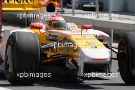 21.08.2009 Valencia, Spain,  Fernando Alonso (ESP), Renault F1 Team returns to the pits with a damaged car - Formula 1 World Championship, Rd 11, European Grand Prix, Friday Practice