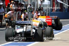 21.08.2009 Valencia, Spain,  Nick Heidfeld (GER), BMW Sauber F1 Team with a puncture after crasing with Fernando Alonso (ESP), Renault F1 Team - Formula 1 World Championship, Rd 11, European Grand Prix, Friday Practice