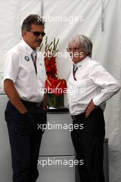 21.08.2009 Valencia, Spain,  Dr. Mario Theissen (GER), BMW Sauber F1 Team, BMW Motorsport Director, Bernie Ecclestone (GBR) - Formula 1 World Championship, Rd 11, European Grand Prix, Friday