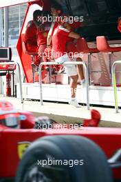 21.08.2009 Valencia, Spain,  Kimi Raikkonen (FIN), Räikkönen, Scuderia Ferrari passes Michael Schumacher (GER), Test Driver, Scuderia Ferrari on the pit wall - Formula 1 World Championship, Rd 11, European Grand Prix, Friday Practice