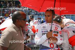 23.08.2009 Valencia, Spain,  Lewis Hamilton (GBR), McLaren Mercedes and his father Anthony - Formula 1 World Championship, Rd 11, European Grand Prix, Sunday Pre-Race Grid