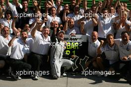 23.08.2009 Valencia, Spain,  1st place Rubens Barrichello (BRA), Brawn GP celebrates with his team and Ross Brawn (GBR), Brawn GP, Team Principal  - Formula 1 World Championship, Rd 11, European Grand Prix, Sunday Podium