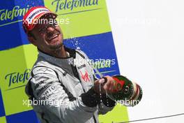 23.08.2009 Valencia, Spain,  Lewis Hamilton (GBR), McLaren Mercedes and 1st place Rubens Barrichello (BRA), Brawn GP - Formula 1 World Championship, Rd 11, European Grand Prix, Sunday Podium