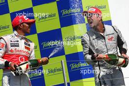 23.08.2009 Valencia, Spain,  Lewis Hamilton (GBR), McLaren Mercedes and 1st place Rubens Barrichello (BRA), Brawn GP - Formula 1 World Championship, Rd 11, European Grand Prix, Sunday Podium