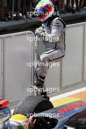 23.08.2009 Valencia, Spain,  Rubens Barrichello (BRA), BrawnGP nearly gets run over by Lewis Hamilton (GBR), McLaren Mercedes in parc ferme  - Formula 1 World Championship, Rd 11, European Grand Prix, Sunday Podium