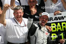 23.08.2009 Valencia, Spain,  1st place Rubens Barrichello (BRA), Brawn GP celebrates with his team and Ross Brawn (GBR), Brawn GP, Team Principal  - Formula 1 World Championship, Rd 11, European Grand Prix, Sunday Podium