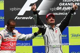 23.08.2009 Valencia, Spain,  Lewis Hamilton (GBR), McLaren Mercedes and 1st place Rubens Barrichello (BRA), Brawn GP - Formula 1 World Championship, Rd 11, European Grand Prix, Sunday Podium