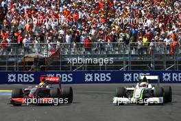 23.08.2009 Valencia, Spain,  Lewis Hamilton (GBR), McLaren Mercedes and Rubens Barrichello (BRA), Brawn GP - Formula 1 World Championship, Rd 11, European Grand Prix, Sunday Race