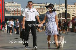 22.08.2009 Valencia, Spain,  Nick Fry (GBR), Brawn GP, Chief Executive Officer and his wife - Formula 1 World Championship, Rd 11, European Grand Prix, Saturday