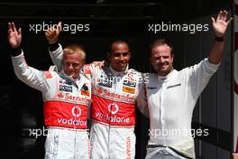 22.08.2009 Valencia, Spain,  Heikki Kovalainen (FIN), McLaren Mercedes with pole position man Lewis Hamilton (GBR), McLaren Mercedes and Rubens Barrichello (BRA), Brawn GP - Formula 1 World Championship, Rd 11, European Grand Prix, Saturday Qualifying