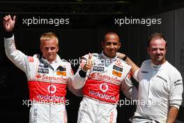 22.08.2009 Valencia, Spain,  Heikki Kovalainen (FIN), McLaren Mercedes with pole position man Lewis Hamilton (GBR), McLaren Mercedes and Rubens Barrichello (BRA), Brawn GP - Formula 1 World Championship, Rd 11, European Grand Prix, Saturday Qualifying