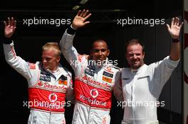 22.08.2009 Valencia, Spain,  Heikki Kovalainen (FIN), McLaren Mercedes with pole position man Lewis Hamilton (GBR), McLaren Mercedes and Rubens Barrichello (BRA), Brawn GP - Formula 1 World Championship, Rd 11, European Grand Prix, Saturday Qualifying