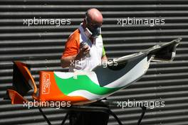 20.08.2009 Valencia, Spain,  Force India F1 Team mechanic - Formula 1 World Championship, Rd 11, European Grand Prix, Thursday