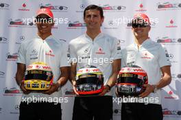 20.08.2009 Valencia, Spain,  Lewis Hamilton (GBR), McLaren Mercedes, Pedro de la Rosa (ESP), Test Driver, McLaren Mercedes, Heikki Kovalainen (FIN), McLaren Mercedes, helmets have the name of Johnny Walker prize winners - Formula 1 World Championship, Rd 11, European Grand Prix, Thursday