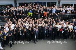 21.06.2009 Silverstone, England,  1st place Sebastian Vettel (GER), Red Bull Racing celebrates with the team - Formula 1 World Championship, Rd 8, British Grand Prix, Sunday Podium