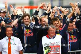 21.06.2009 Silverstone, England,  Red Bull Racing mechanics celebrating - Formula 1 World Championship, Rd 8, British Grand Prix, Sunday Podium