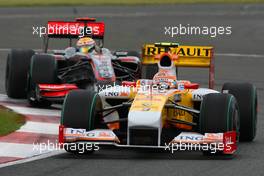21.06.2009 Silverstone, England,  Nelson Piquet Jr (BRA), Renault F1 Team, R29 leads Lewis Hamilton (GBR), McLaren Mercedes, MP4-24 - Formula 1 World Championship, Rd 8, British Grand Prix, Sunday Race
