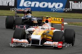 21.06.2009 Silverstone, England,  Nelson Piquet Jr (BRA), Renault F1 Team, R29 leads Sebastian Bourdais (FRA), Scuderia Toro Rosso - Formula 1 World Championship, Rd 8, British Grand Prix, Sunday Race