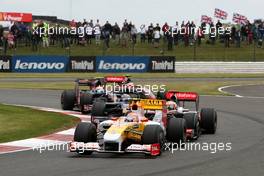 21.06.2009 Silverstone, England,  Nelson Piquet Jr (BRA), Renault F1 Team leads Lewis Hamilton (GBR), McLaren Mercedes - Formula 1 World Championship, Rd 8, British Grand Prix, Sunday Race