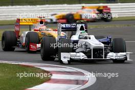 21.06.2009 Silverstone, England,  Nick Heidfeld (GER), BMW Sauber F1 Team, F1.09 leads Fernando Alonso (ESP), Renault F1 Team, R29 - Formula 1 World Championship, Rd 8, British Grand Prix, Sunday Race