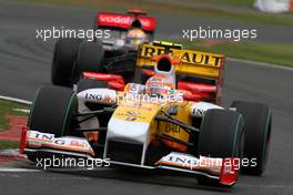 21.06.2009 Silverstone, England,  Nelson Piquet Jr (BRA), Renault F1 Team leads Lewis Hamilton (GBR), McLaren Mercedes - Formula 1 World Championship, Rd 8, British Grand Prix, Sunday Race