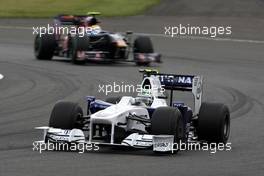 21.06.2009 Silverstone, England,  Nick Heidfeld (GER), BMW Sauber F1 Team, F1.09 leads Sébastien Buemi (SUI), Scuderia Toro Rosso - Formula 1 World Championship, Rd 8, British Grand Prix, Sunday Race