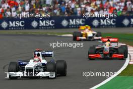 21.06.2009 Silverstone, England,  Robert Kubica (POL), BMW Sauber F1 Team, F1.09 leads Lewis Hamilton (GBR), McLaren Mercedes, MP4-24 - Formula 1 World Championship, Rd 8, British Grand Prix, Sunday Race