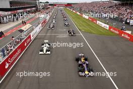 21.06.2009 Silverstone, England,  Sebastian Vettel (GER), Red Bull Racing leads at the start of the race - Formula 1 World Championship, Rd 8, British Grand Prix, Sunday Race