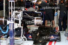 20.06.2009 Silverstone, England,  Mechanics work on the car of Sébastien Buemi (SUI), Scuderia Toro Rosso  - Formula 1 World Championship, Rd 8, British Grand Prix, Saturday Practice