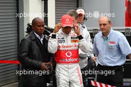 20.06.2009 Silverstone, England,  Anthony Hamilton (GBR), Father of Lewis Hamilton and Lewis Hamilton (GBR), McLaren Mercedes - Formula 1 World Championship, Rd 8, British Grand Prix, Saturday Qualifying